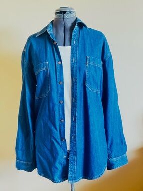 NWOT Levi's Medium wash Denim Classic Button Down Style Shirt , Men’s Size S